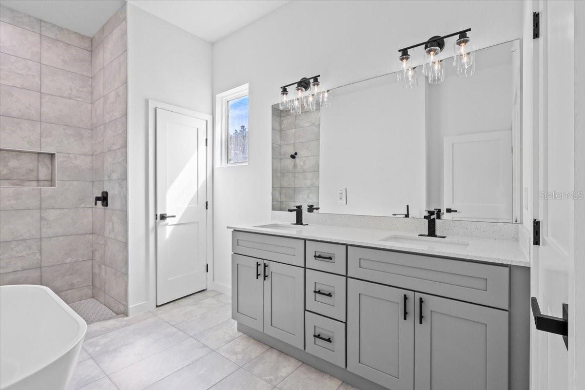 Image 10 of 19 For 8677 Circular Way