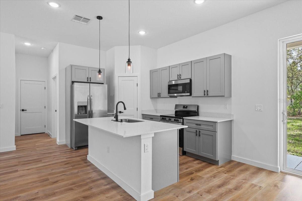 Image 5 of 19 For 8677 Circular Way