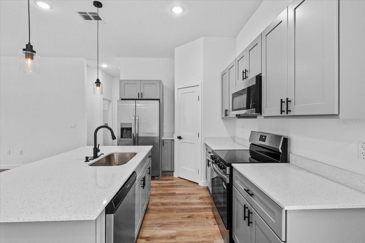 Image 6 of 19 For 8677 Circular Way