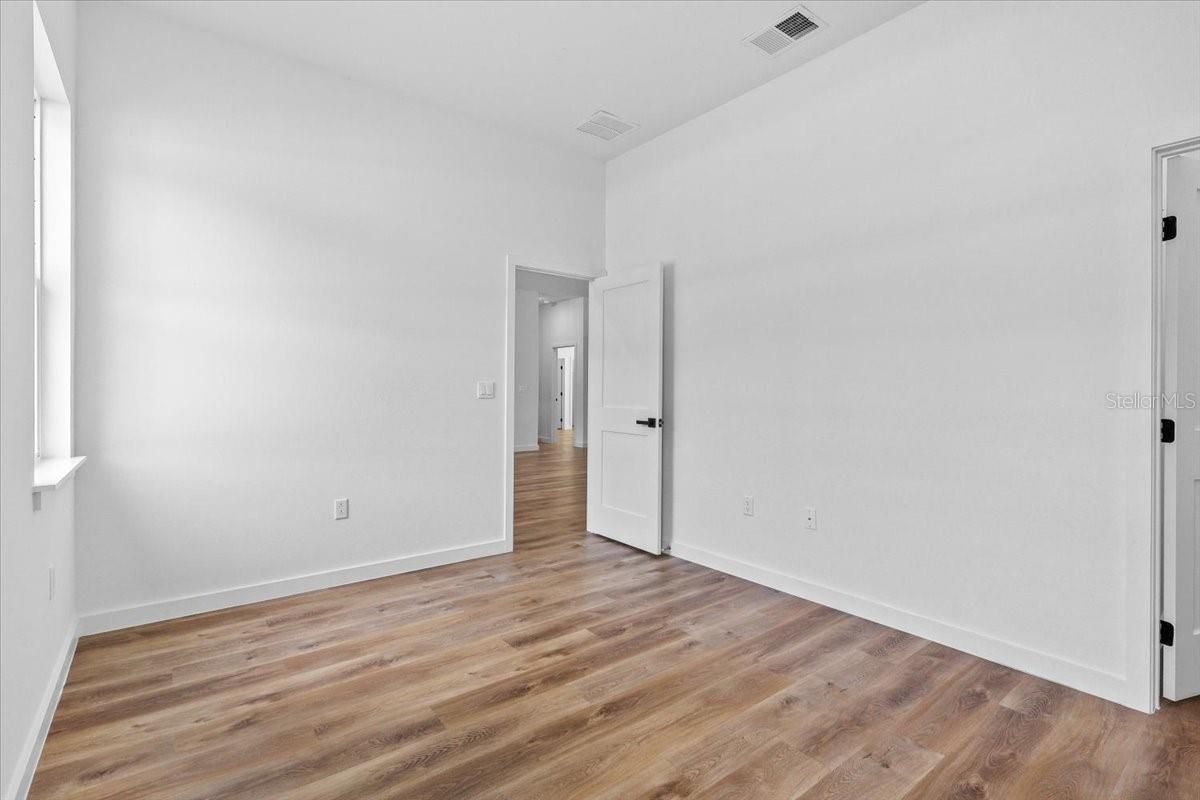 Image 7 of 19 For 8677 Circular Way