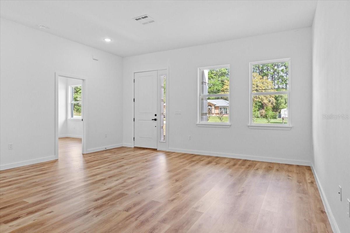 Image 8 of 19 For 8677 Circular Way