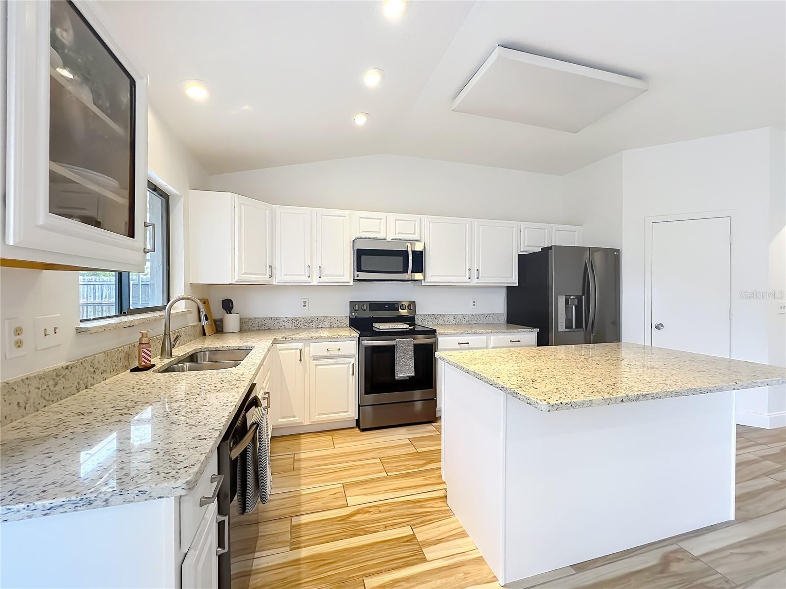 Image 26 of 53 For 637 Starstone Drive