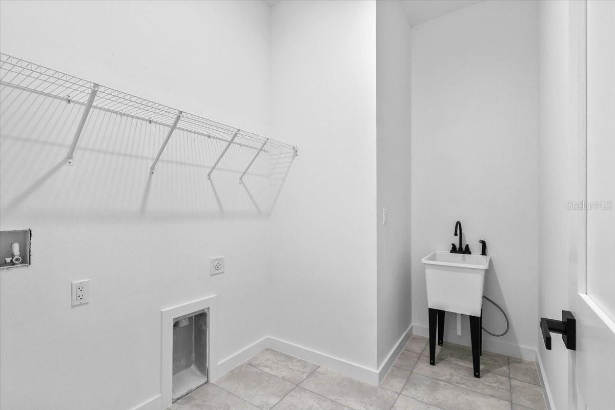 Image 13 of 17 For 8681 Circular Way