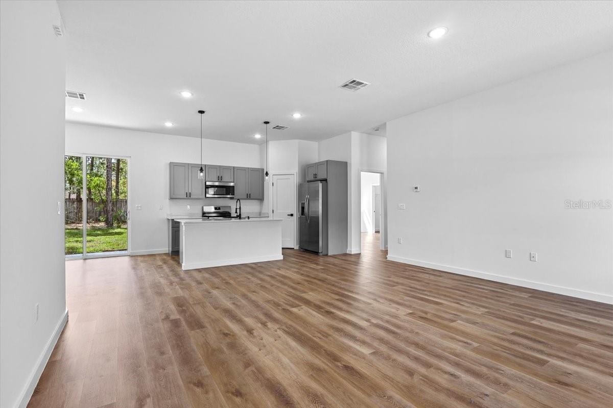 Image 3 of 17 For 8681 Circular Way