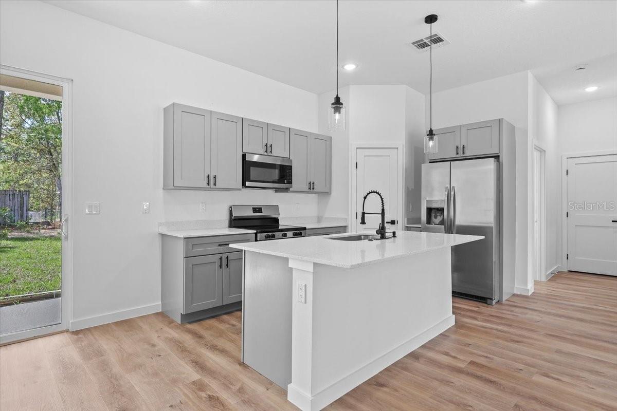 Image 4 of 17 For 8681 Circular Way