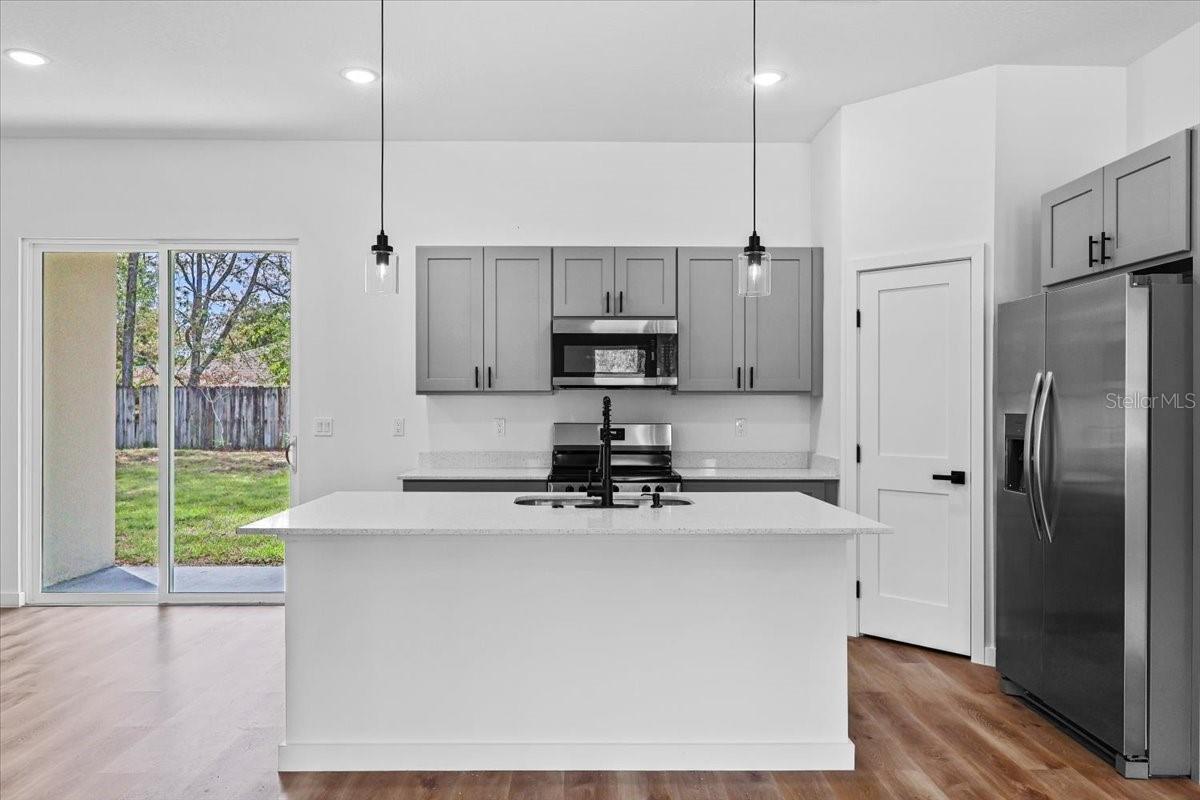 Image 5 of 17 For 8681 Circular Way