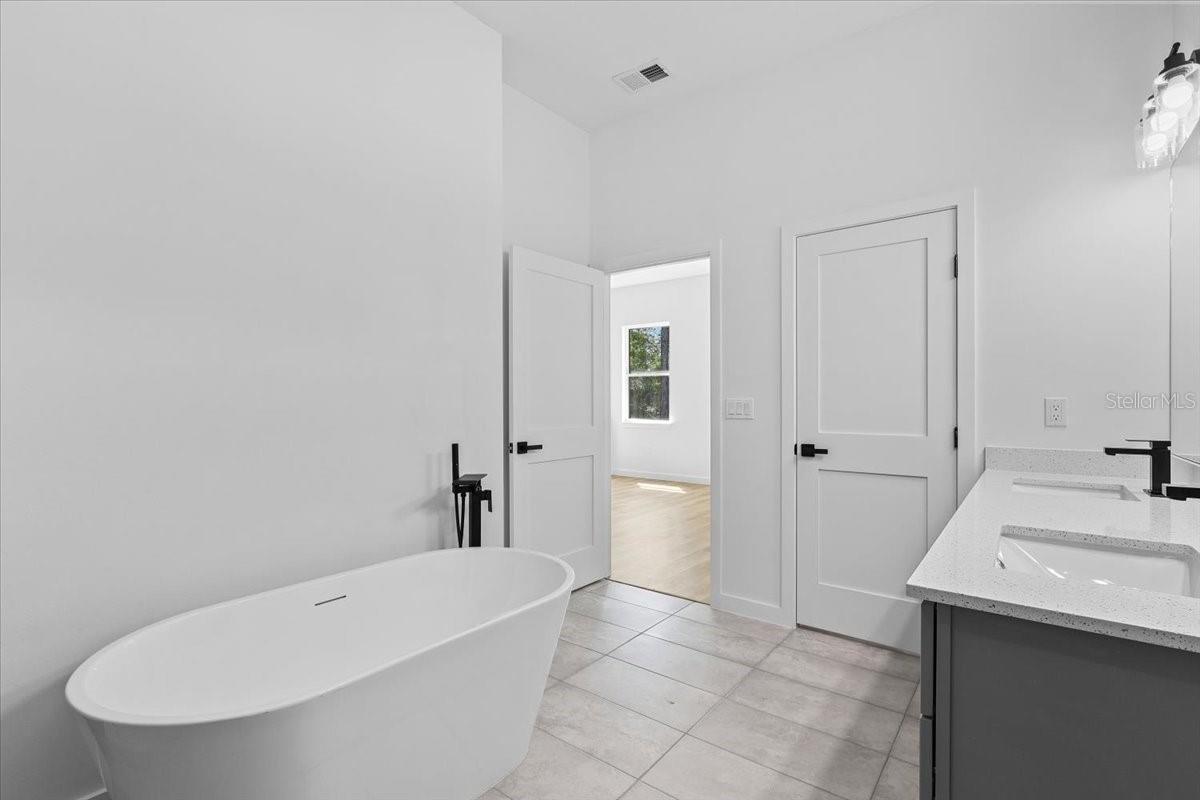 Image 9 of 17 For 8681 Circular Way