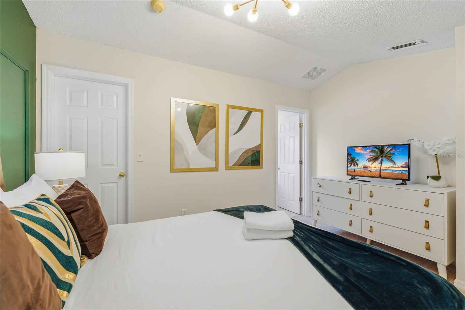 Image 28 of 63 For 8426 Secret Key Cove