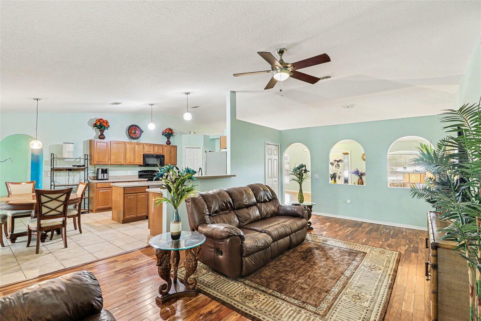 Image 10 of 31 For 100 Festive Court