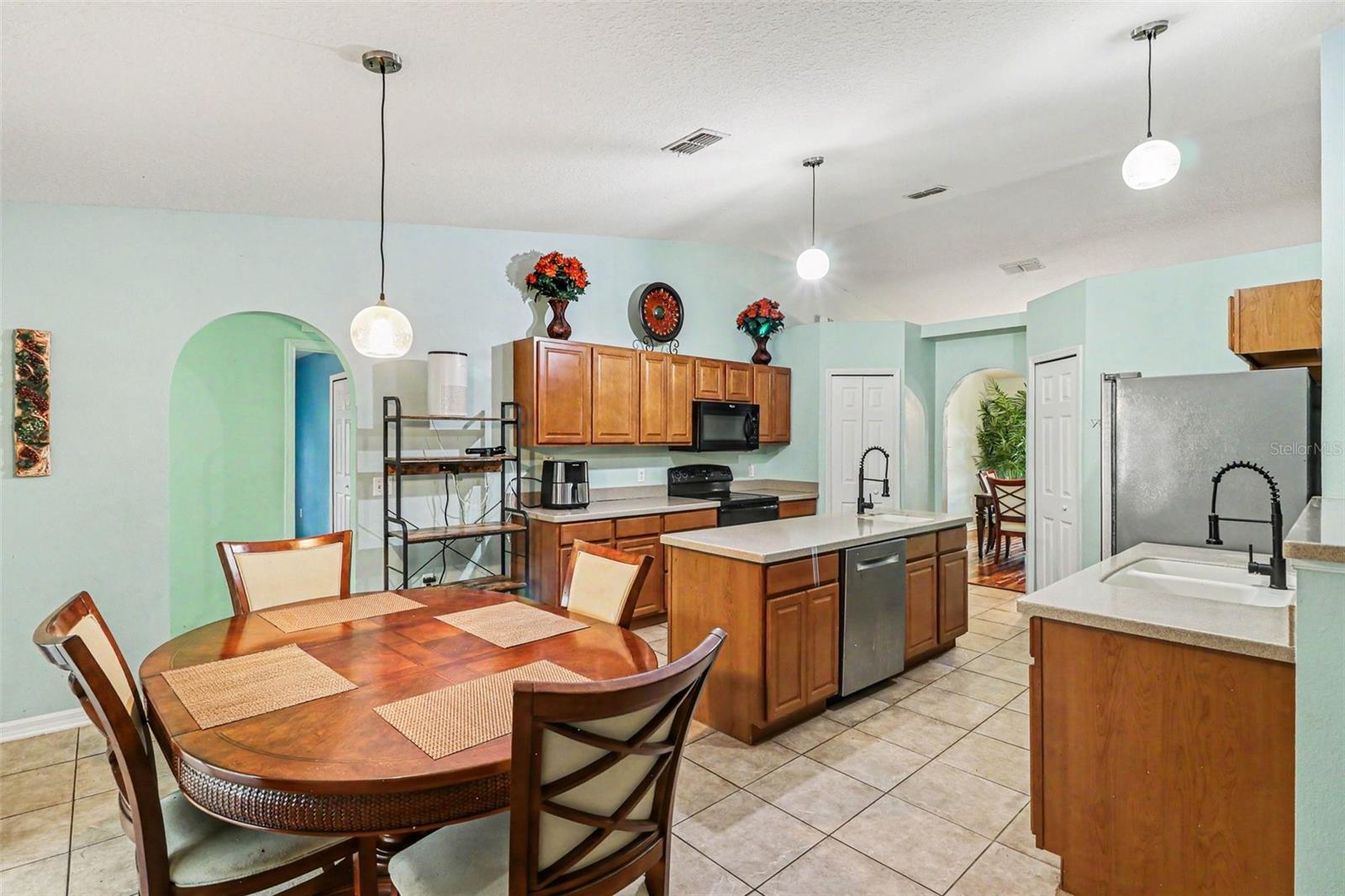 Image 11 of 31 For 100 Festive Court