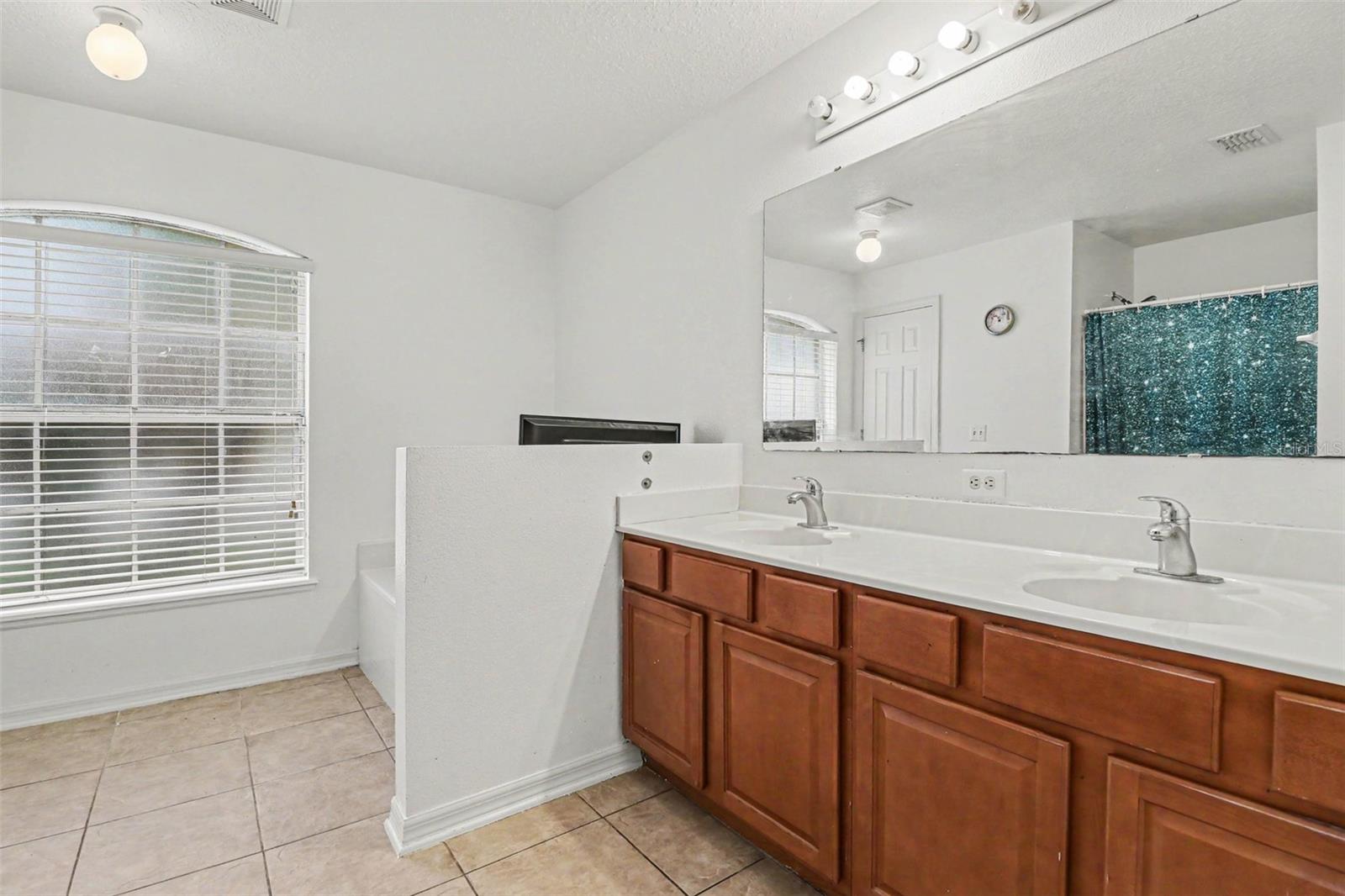 Image 22 of 31 For 100 Festive Court