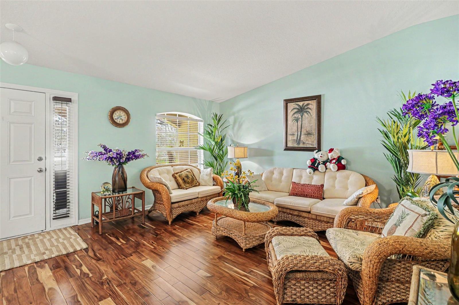 Image 5 of 31 For 100 Festive Court