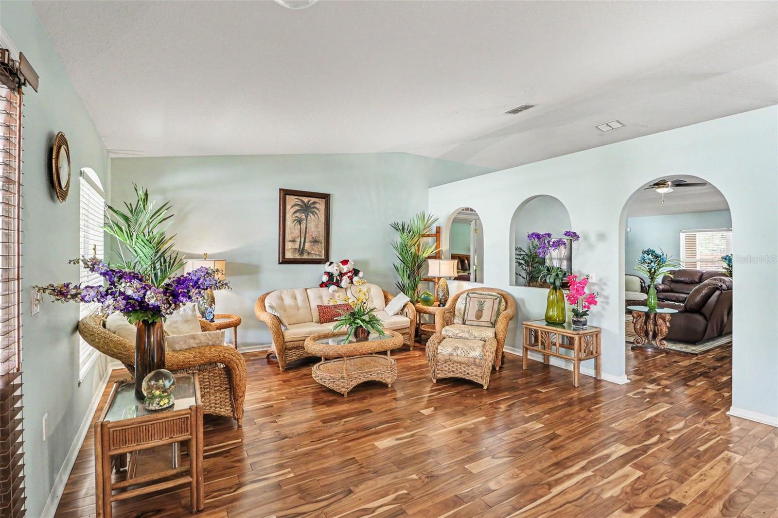 Image 6 of 31 For 100 Festive Court