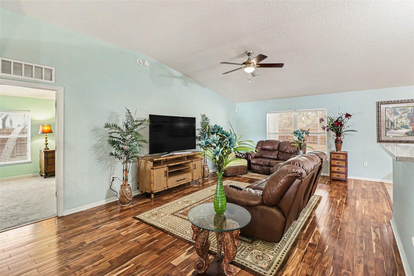 Image 9 of 31 For 100 Festive Court