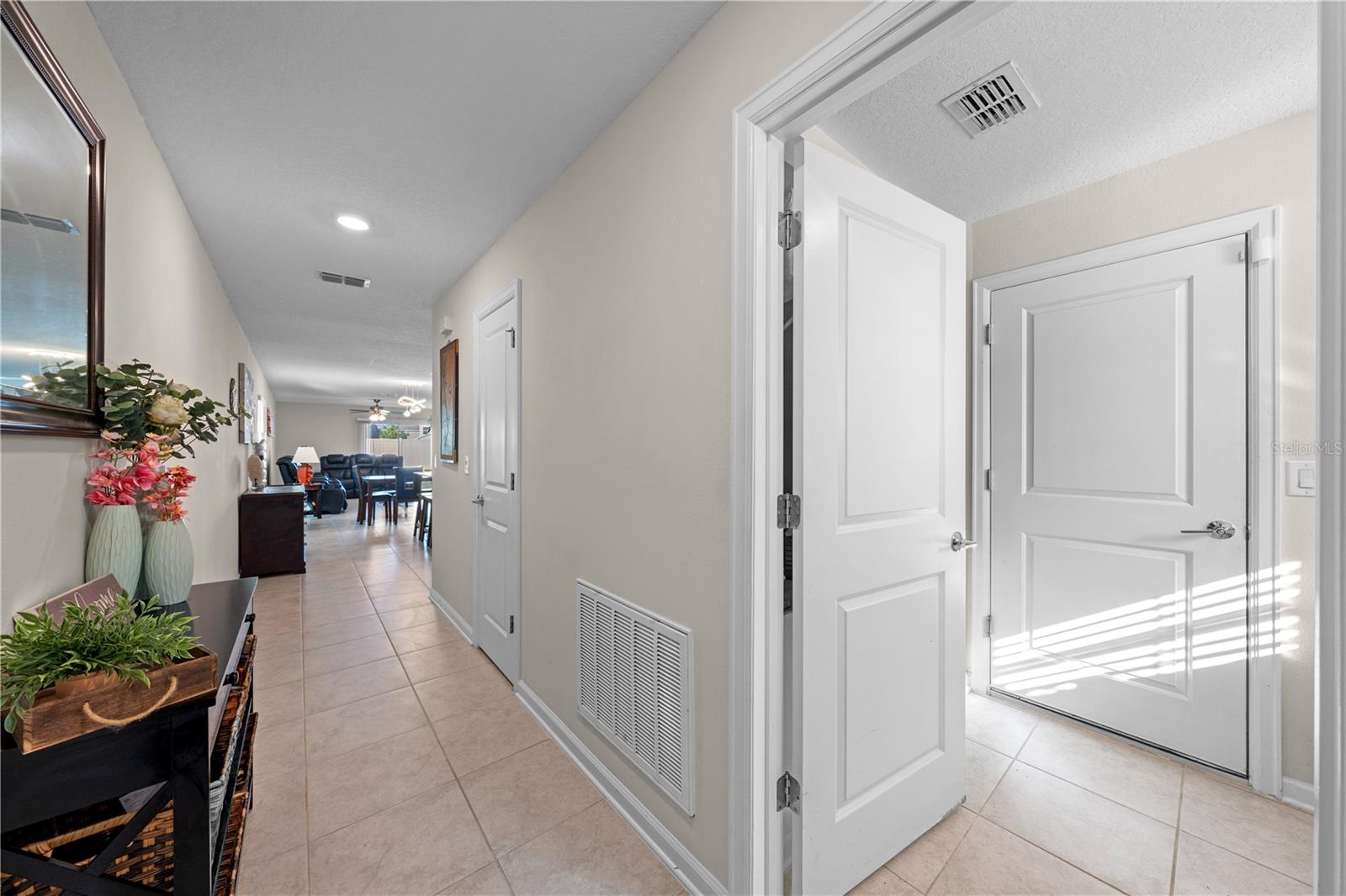 Listing photo id 4 for 1988 Traverse Way