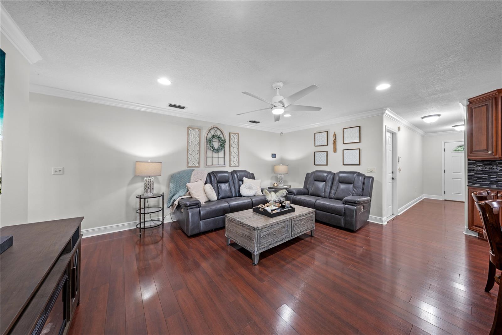 Image 31 of 84 For 2094 Camelot Boulevard