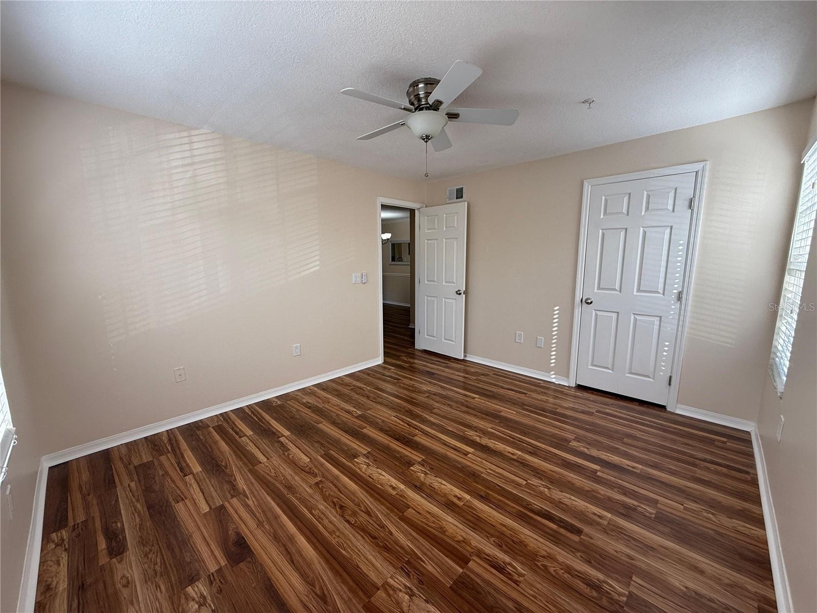 Image 5 of 18 For 1979 Summer Club Drive 213