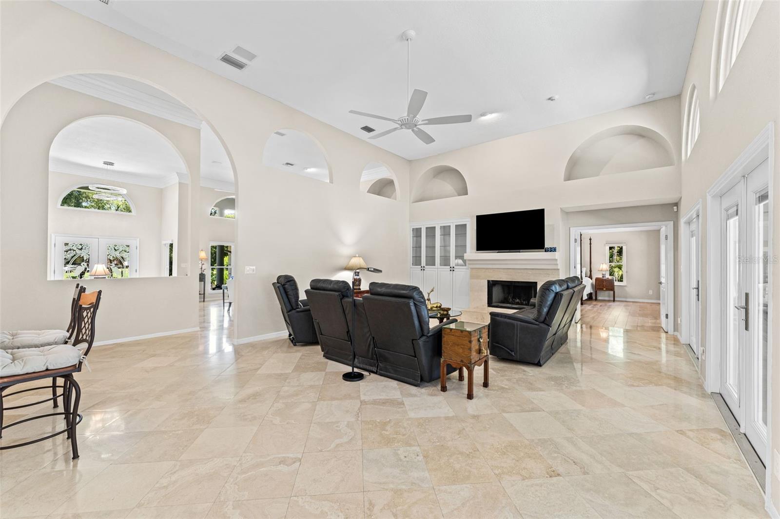 Image 14 of 77 For 811 Greenshire Court