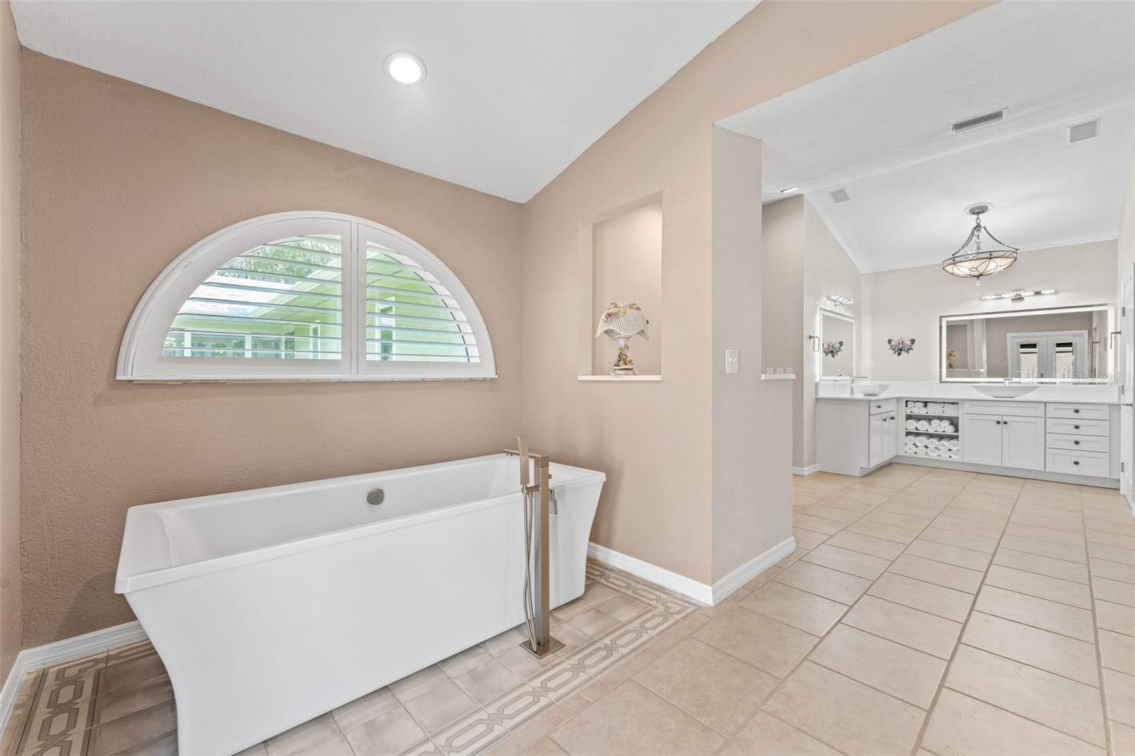 Image 32 of 77 For 811 Greenshire Court