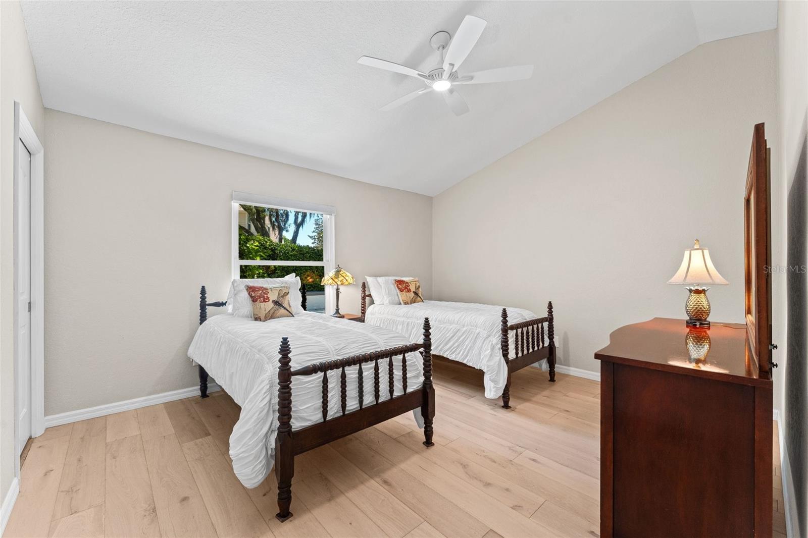 Image 36 of 77 For 811 Greenshire Court