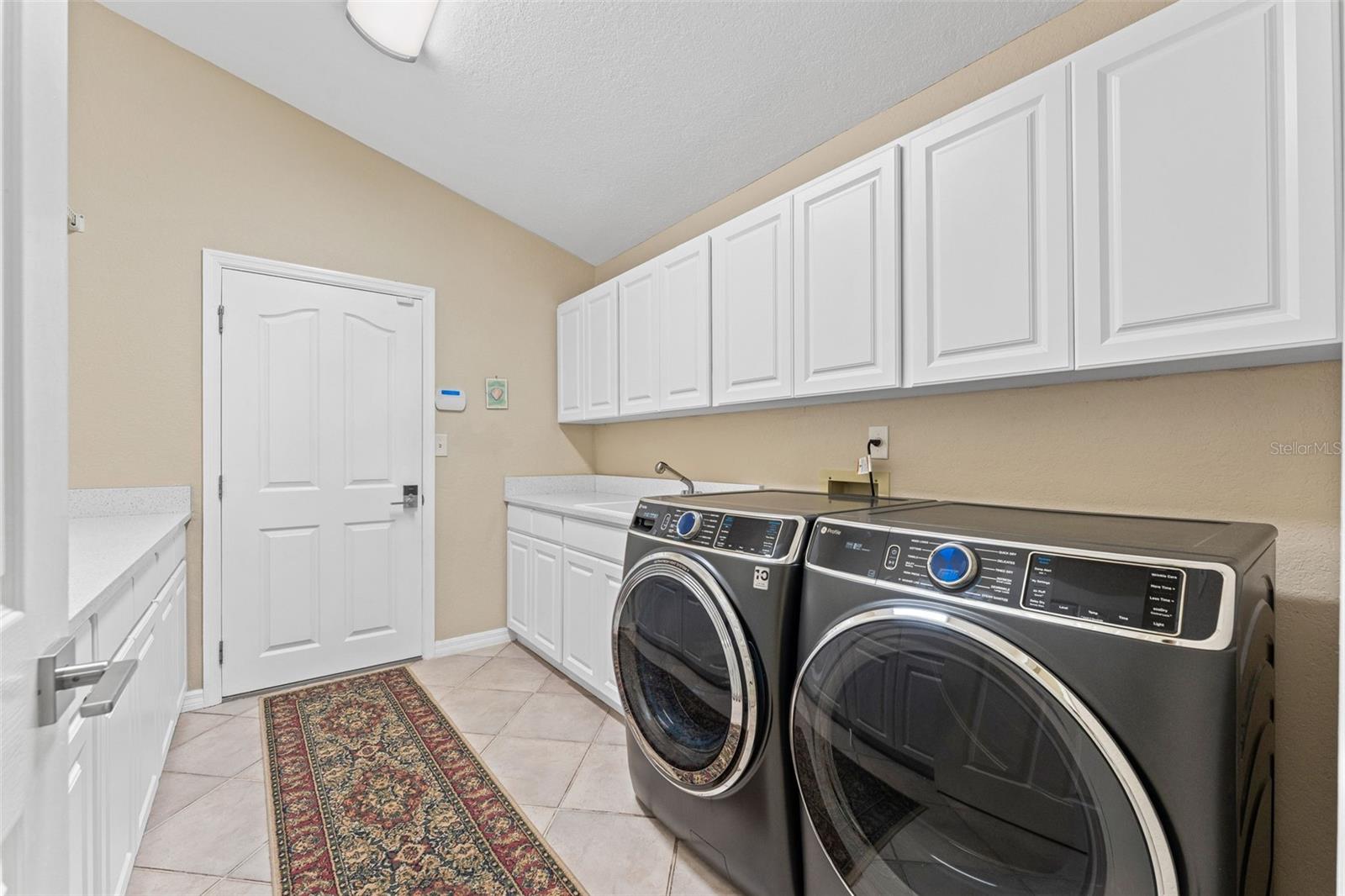 Image 40 of 77 For 811 Greenshire Court