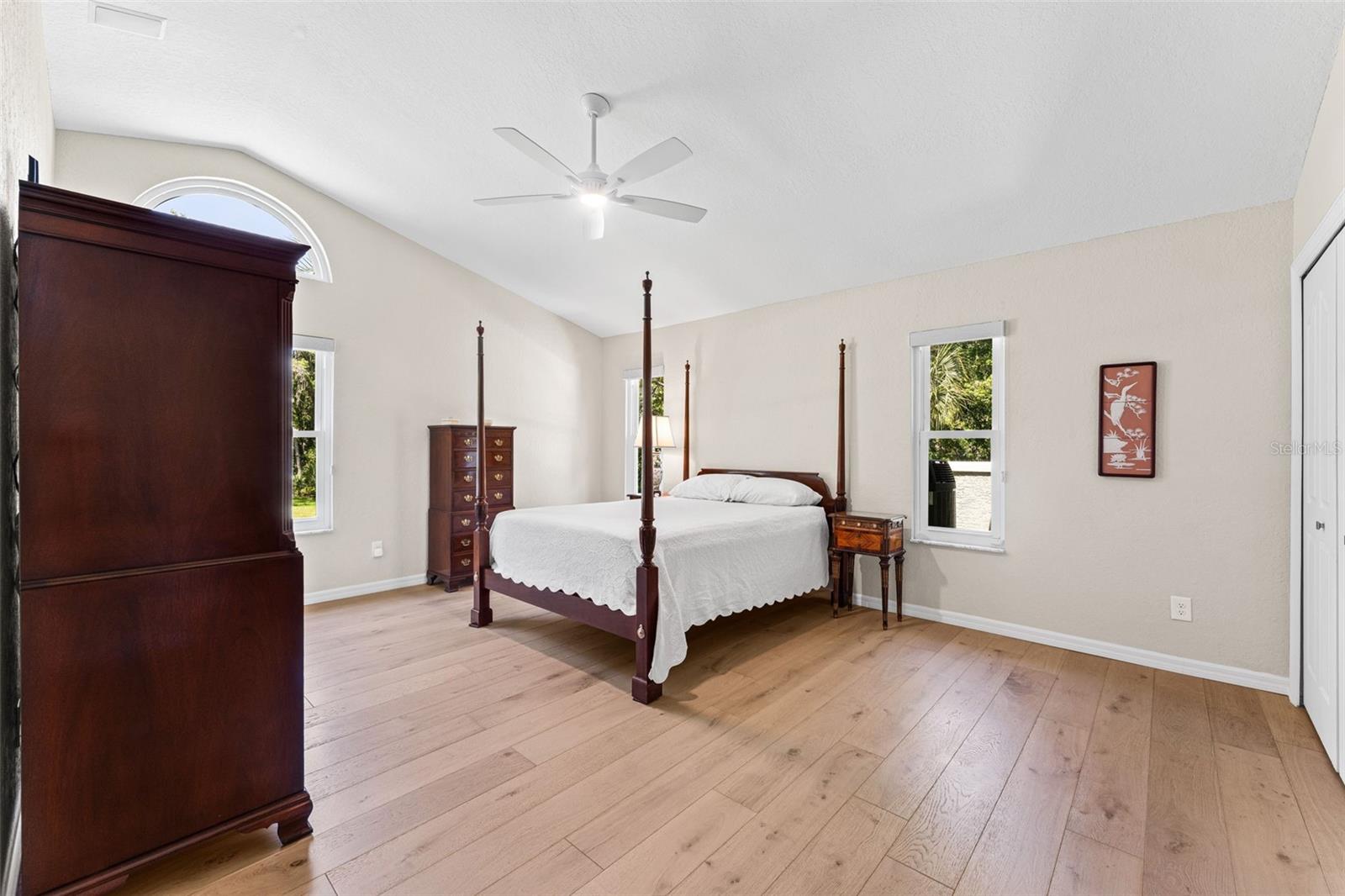 Image 42 of 77 For 811 Greenshire Court