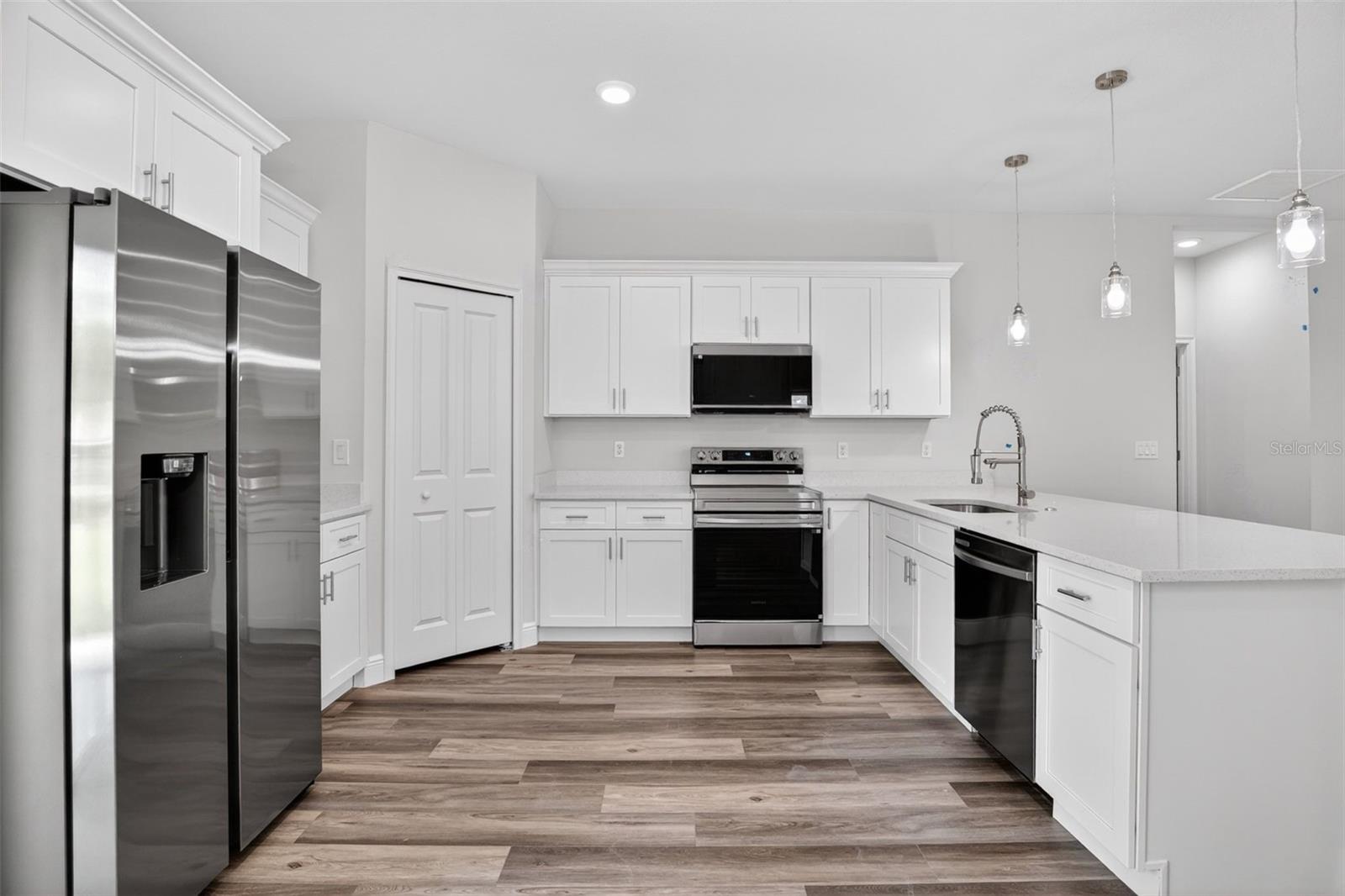 Listing photo id 10 for 9129 Anton Way