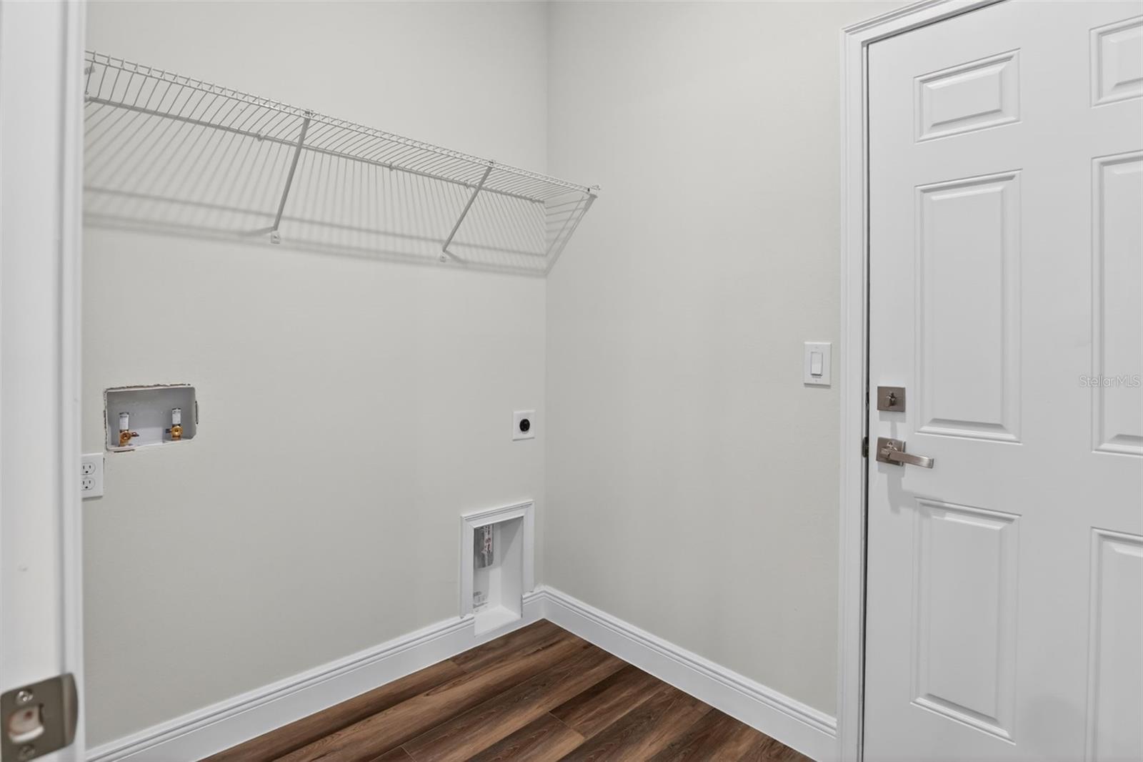 Listing photo id 12 for 9129 Anton Way