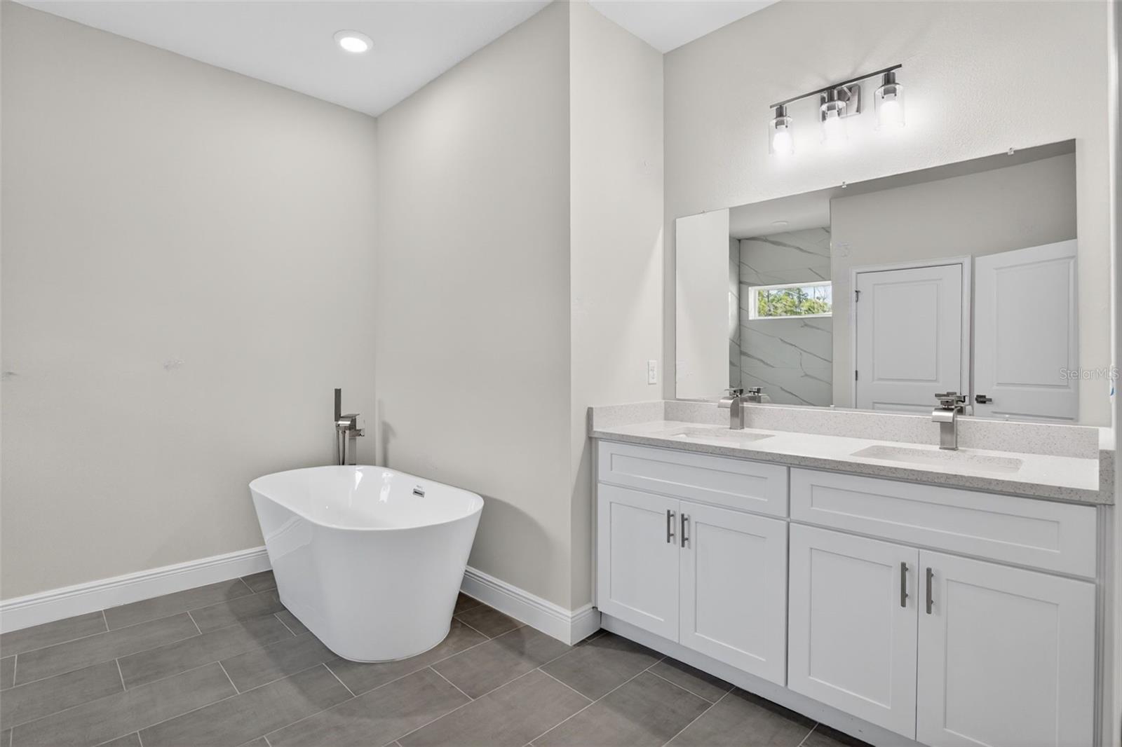 Listing photo id 14 for 9129 Anton Way