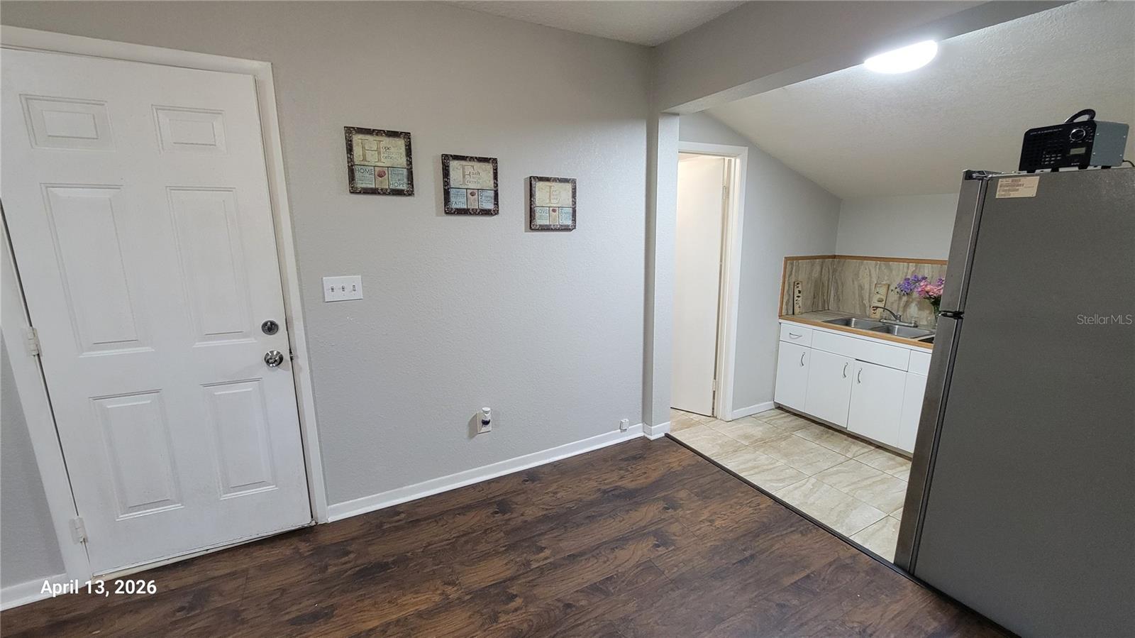 Image 11 of 22 For 411 Avenue E Se B