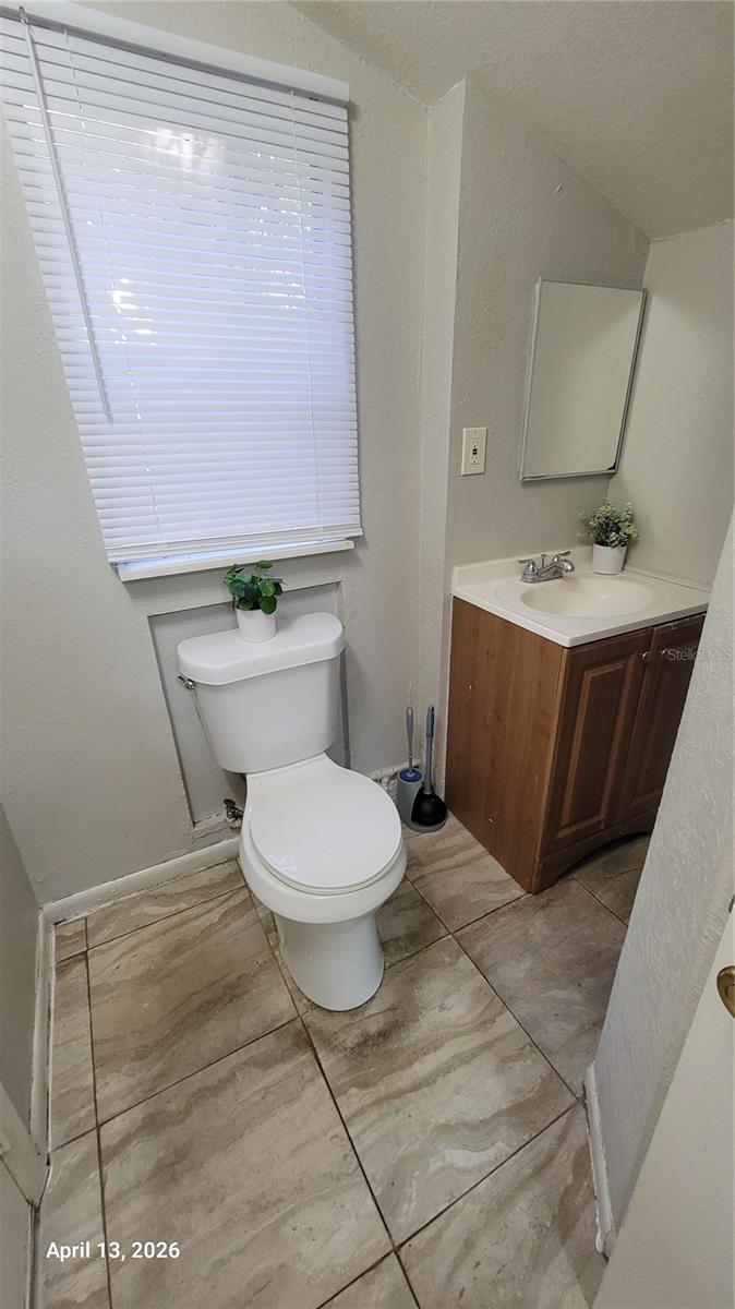 Image 12 of 22 For 411 Avenue E Se B