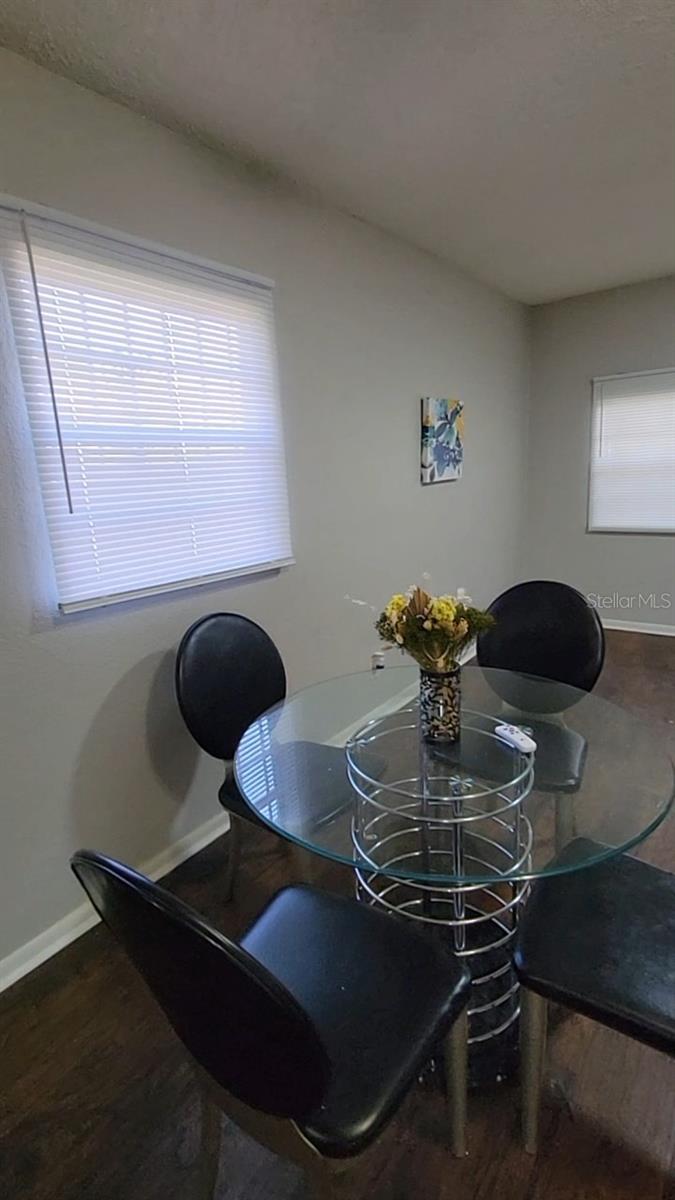 Image 14 of 22 For 411 Avenue E Se B