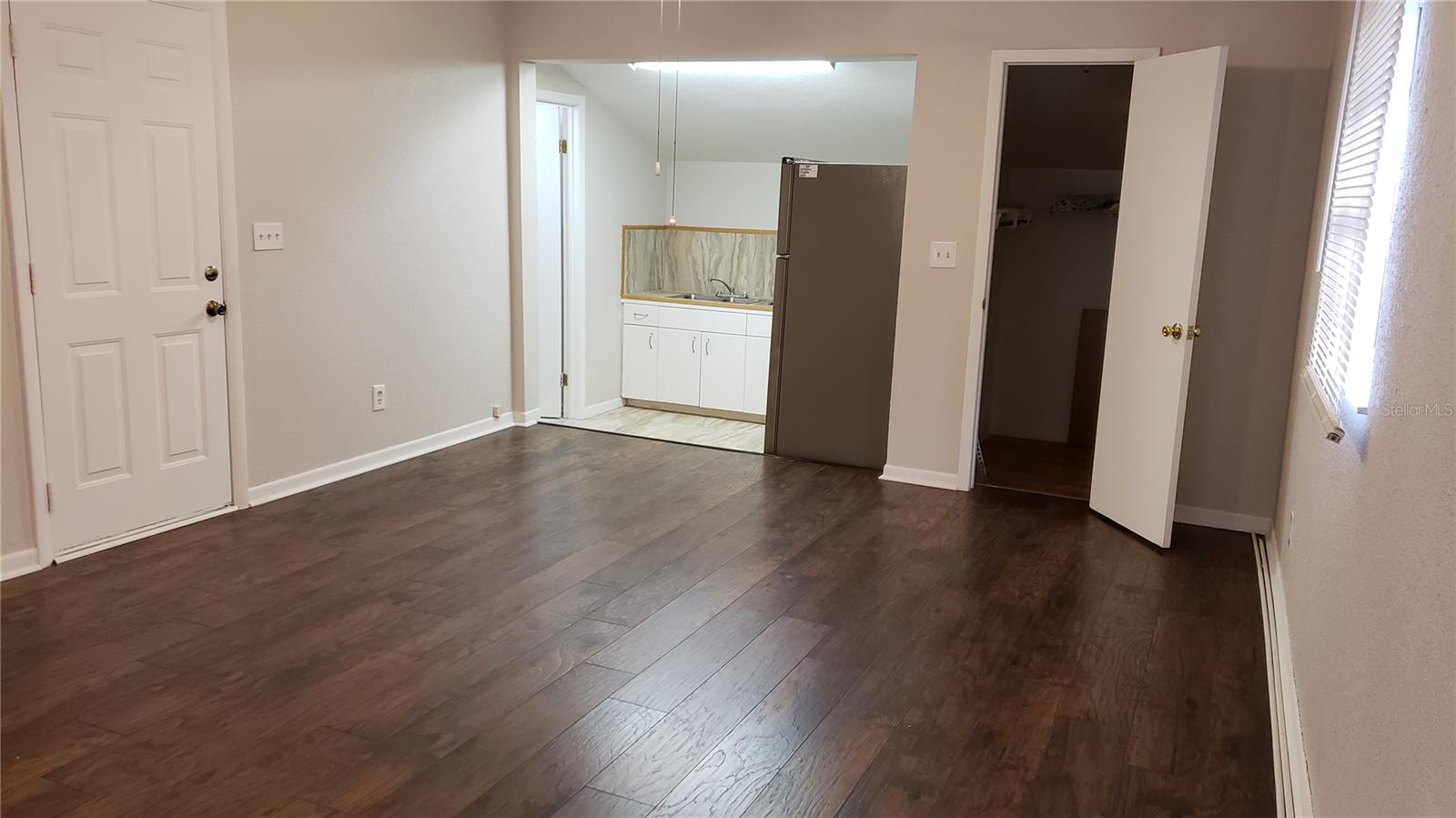 Image 15 of 22 For 411 Avenue E Se B