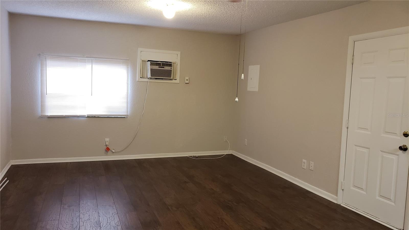 Image 16 of 22 For 411 Avenue E Se B