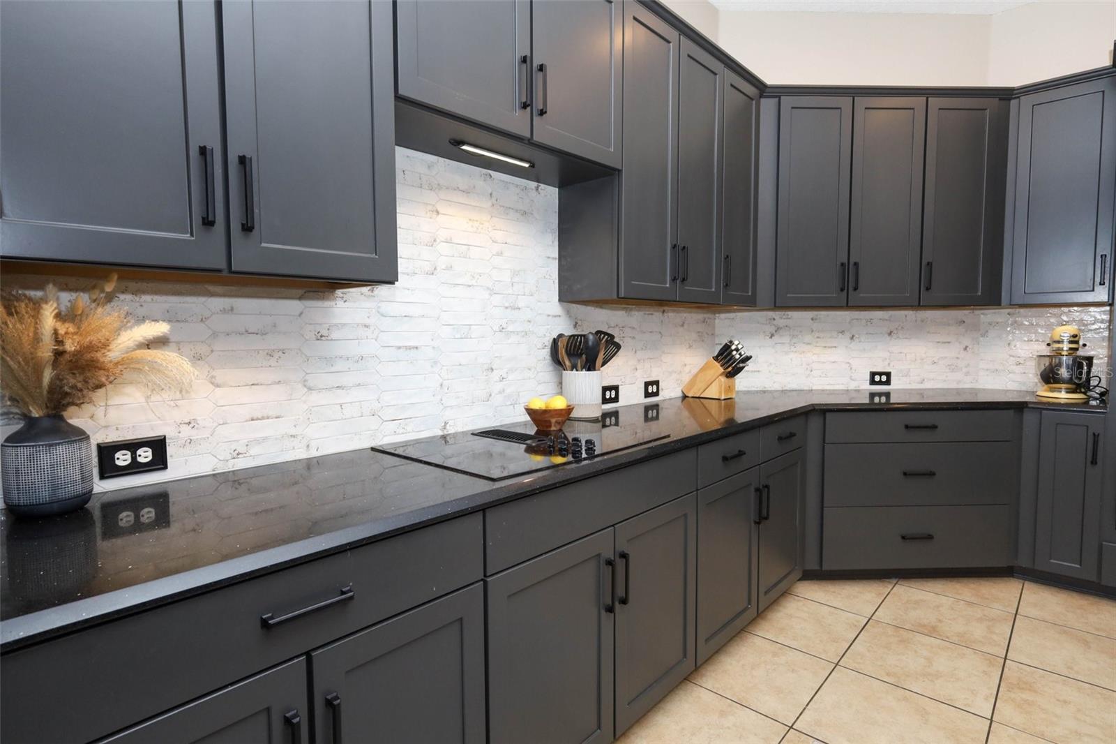 Image 19 of 81 For 3956 Isle Vista Avenue