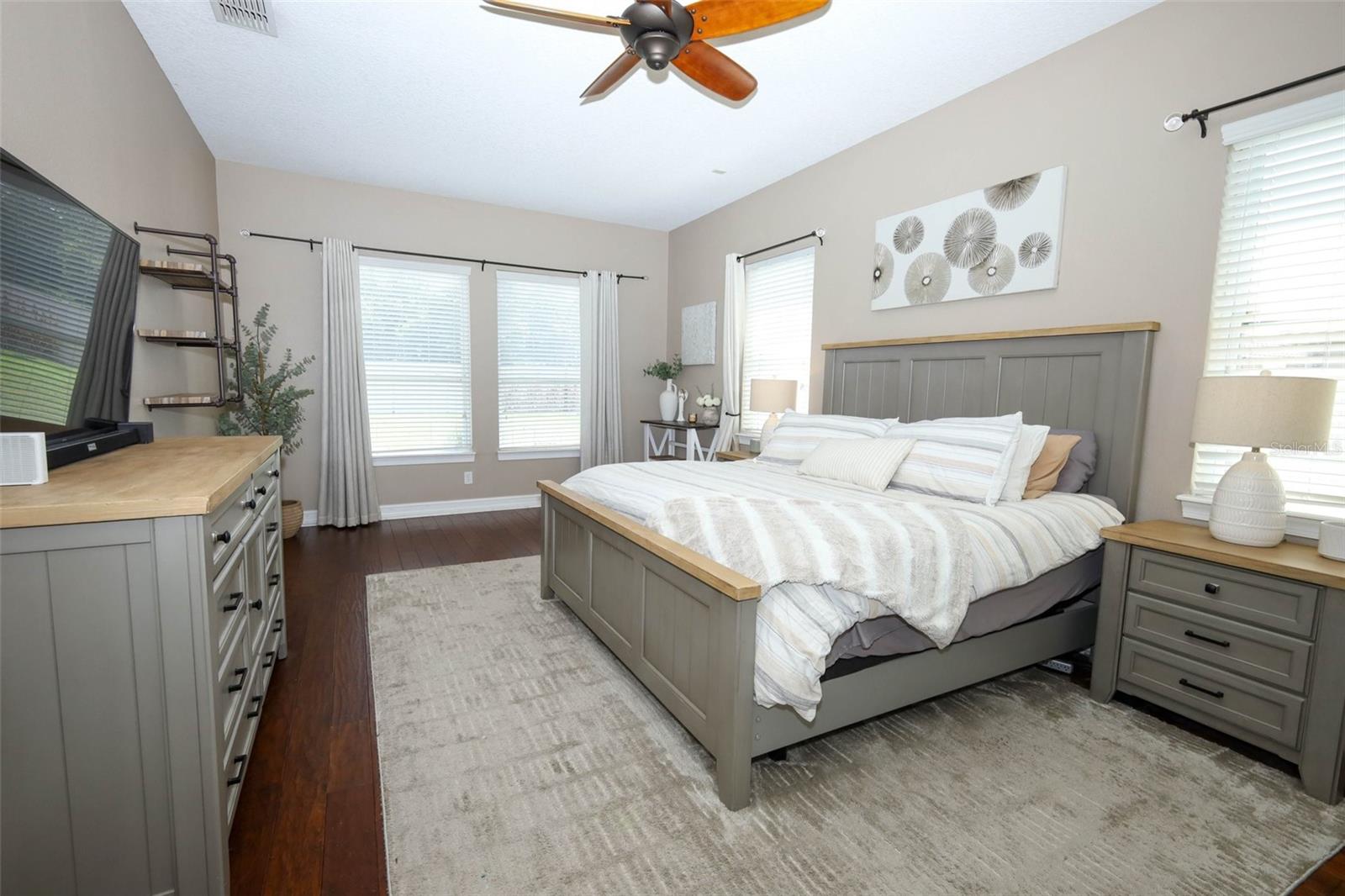 Image 21 of 81 For 3956 Isle Vista Avenue