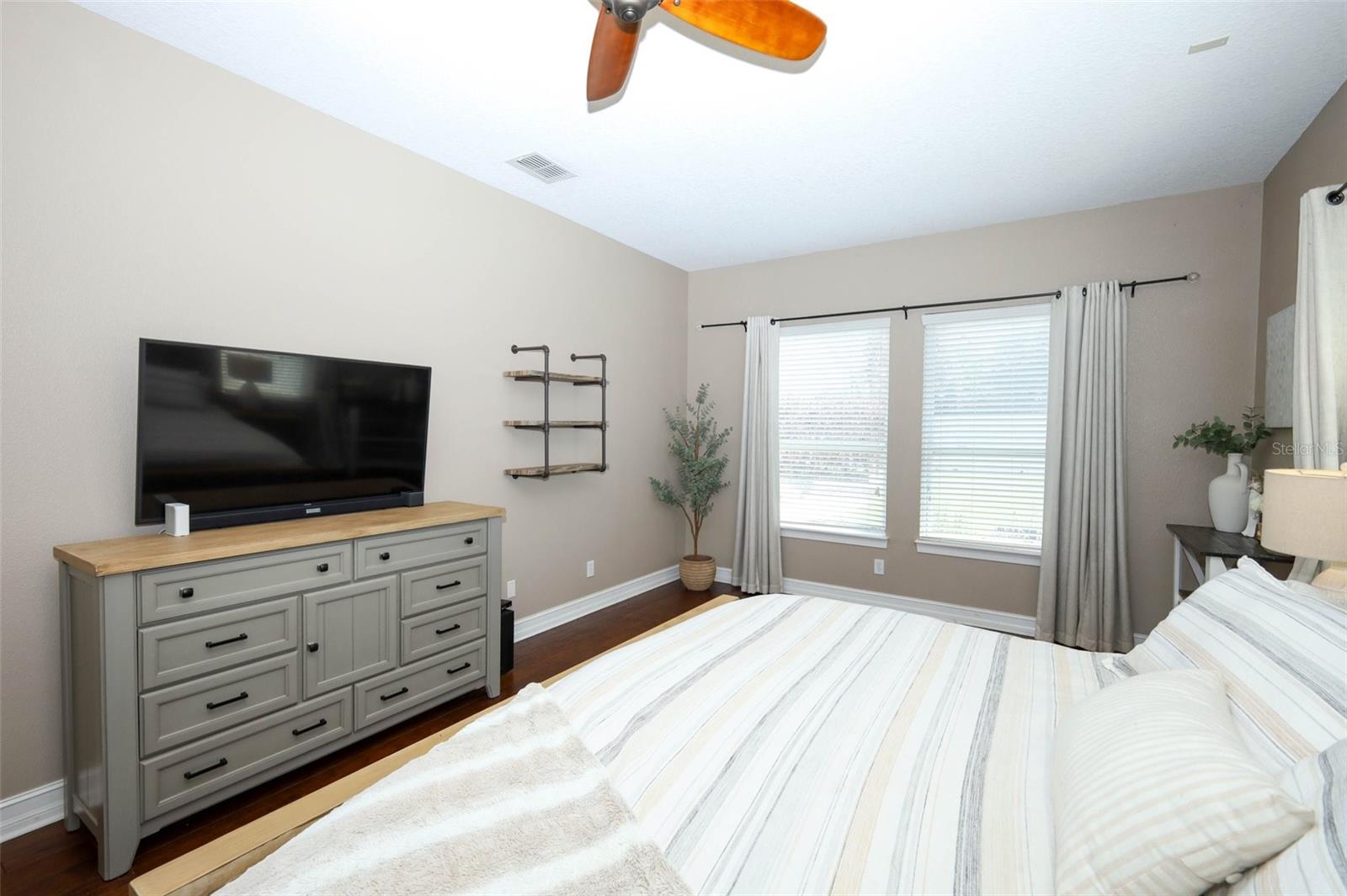 Image 22 of 81 For 3956 Isle Vista Avenue