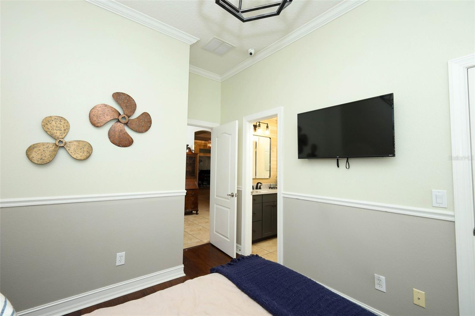 Image 35 of 81 For 3956 Isle Vista Avenue