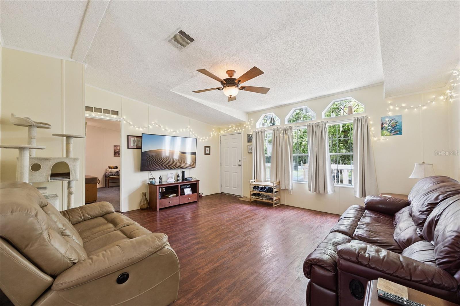 Image 6 of 35 For 25412 Mathew Street