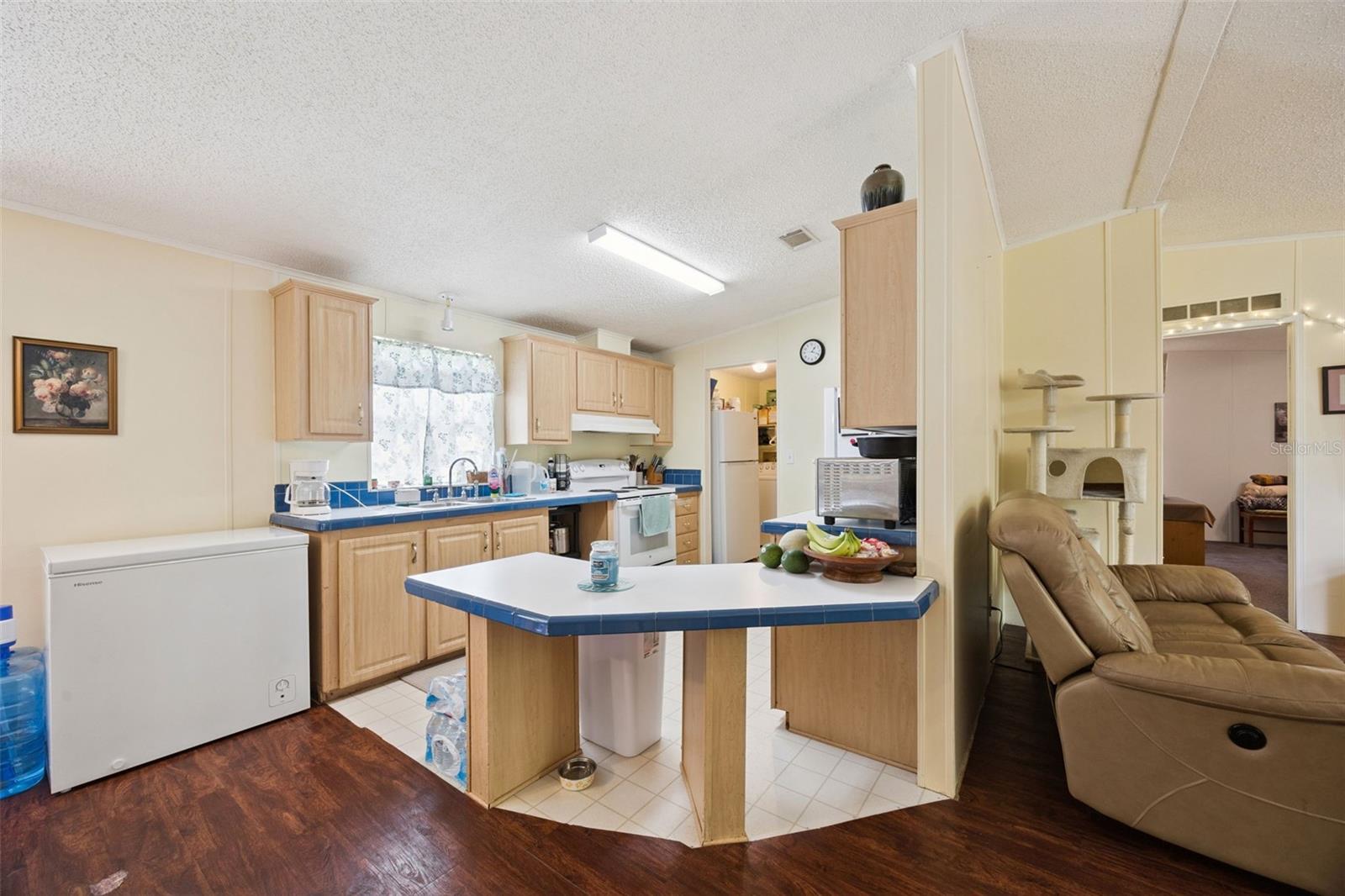 Image 8 of 35 For 25412 Mathew Street