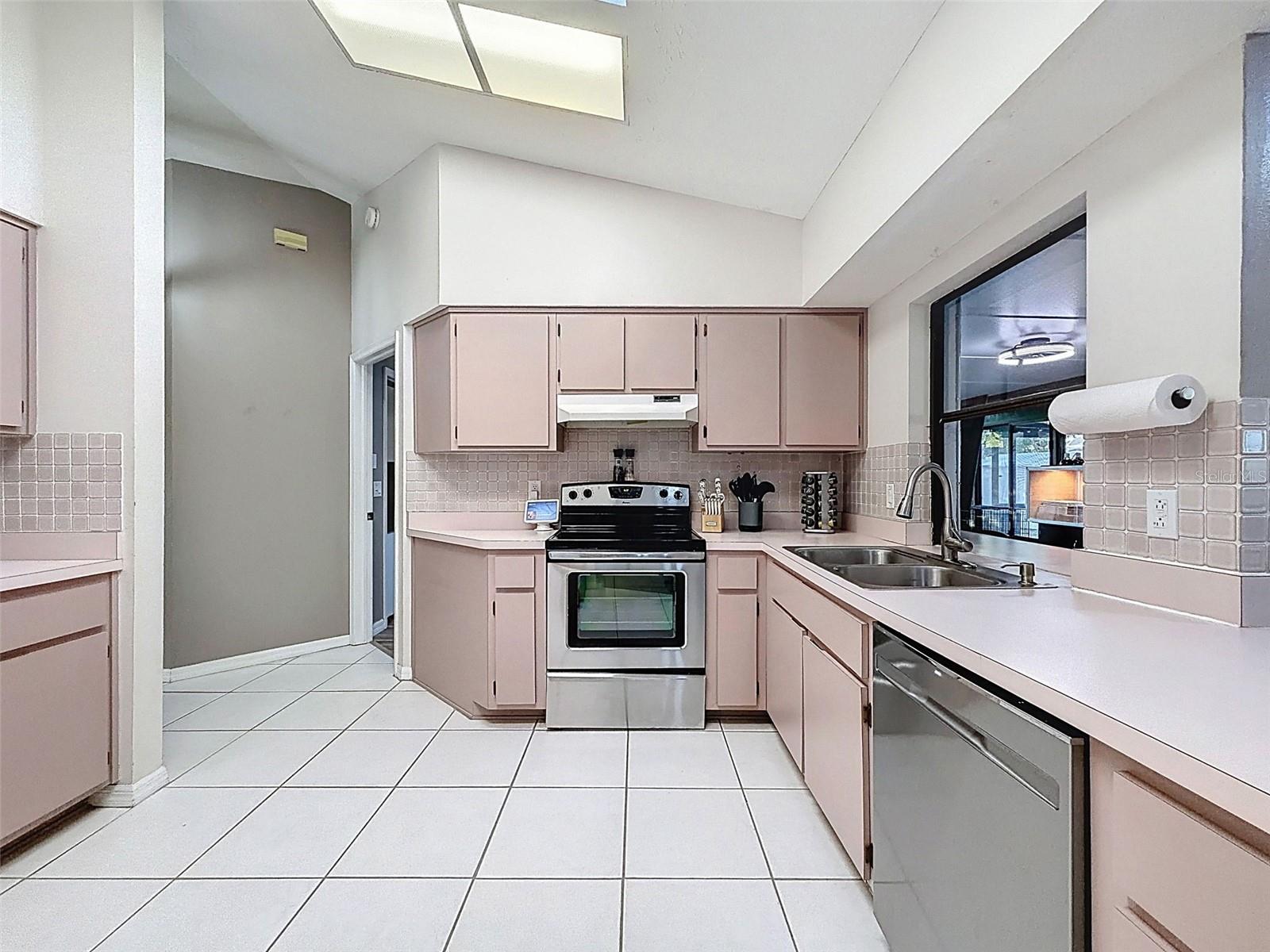 Image 13 of 52 For 4752 Meadowsweet Court