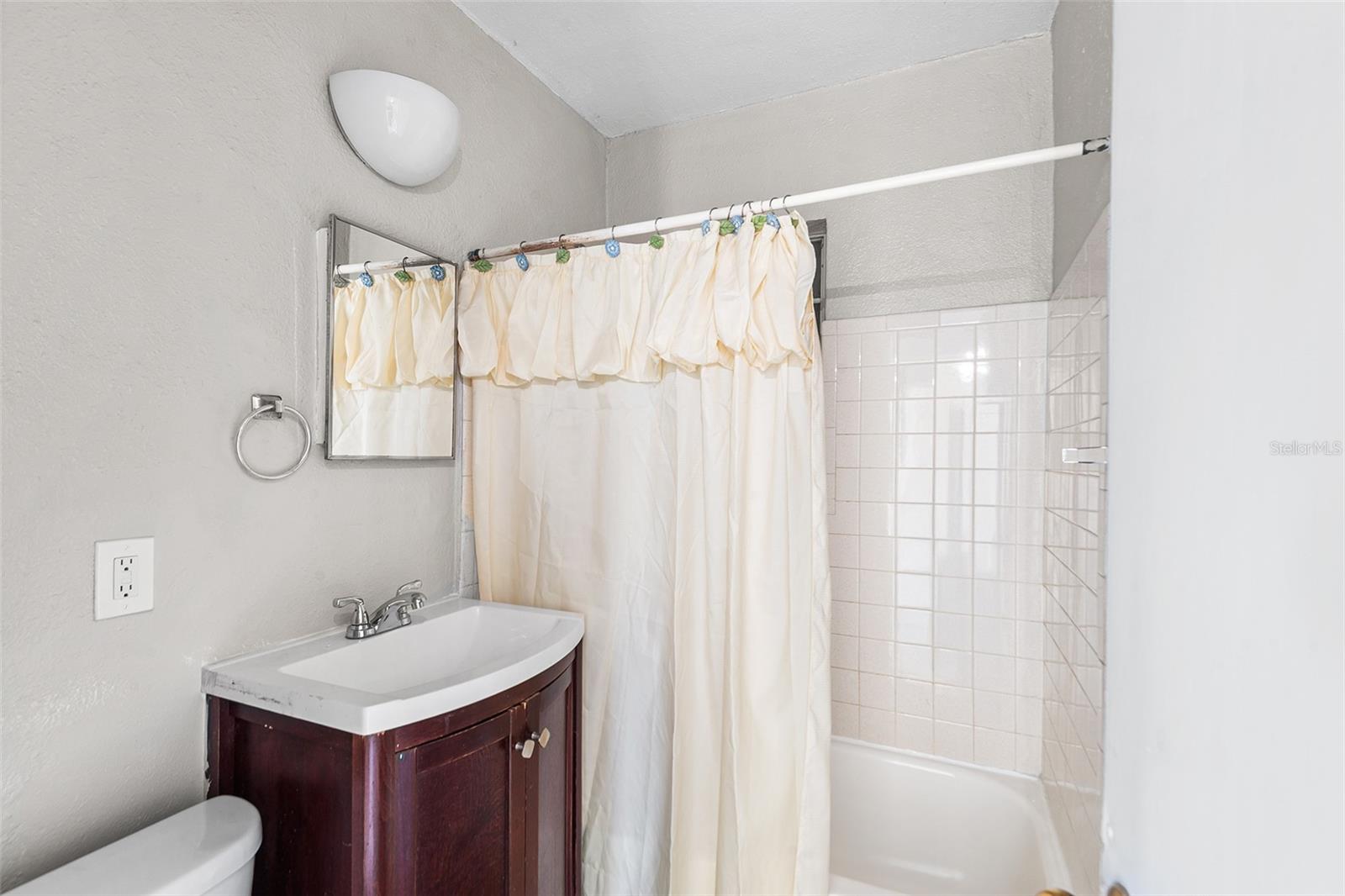 Image 5 of 11 For 201 Himes Avenue