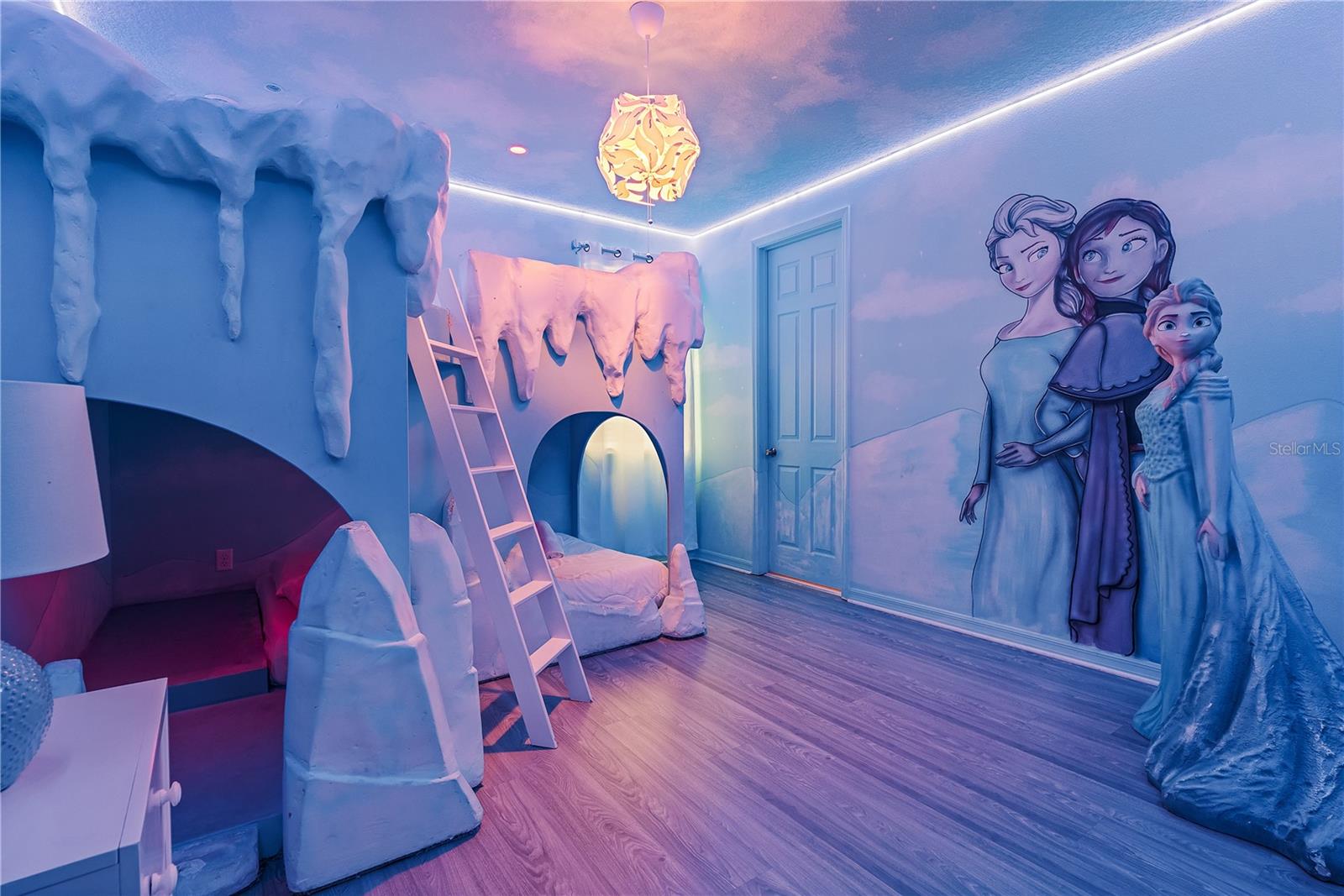 Image 25 of 50 For 8915 Tropical Haven Court