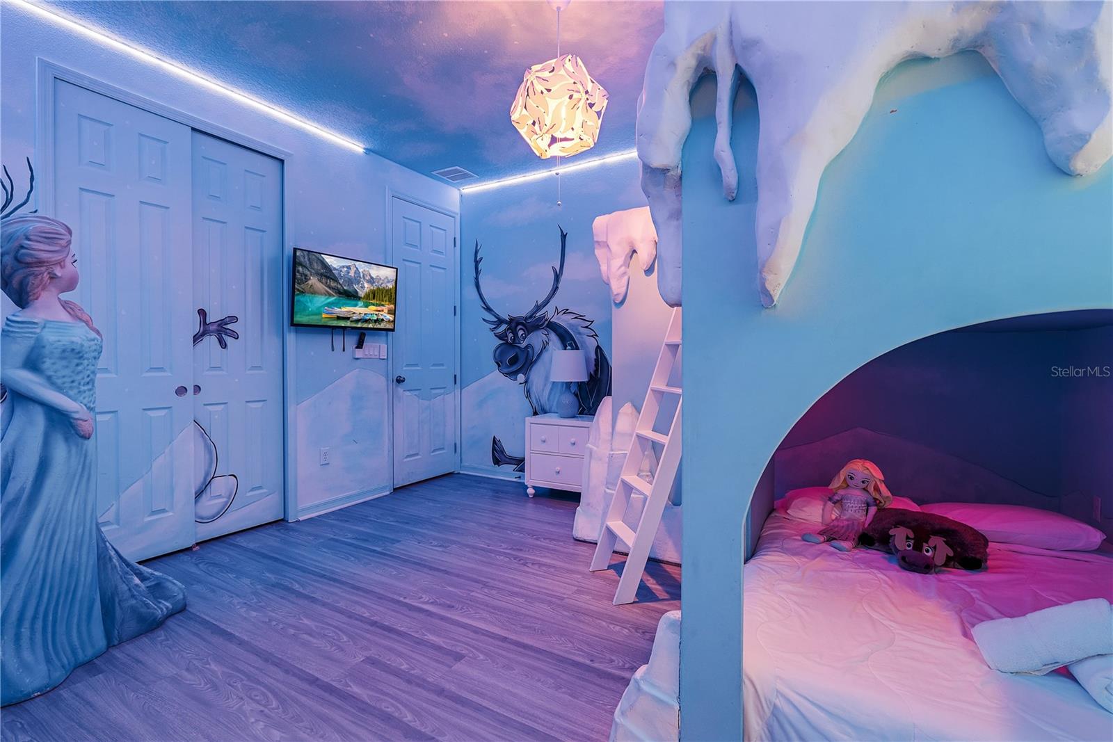 Image 26 of 50 For 8915 Tropical Haven Court