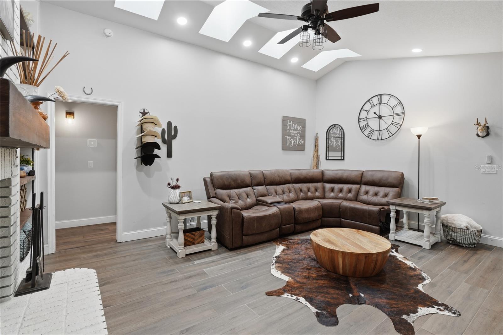 Image 14 of 62 For 684 Olean Court