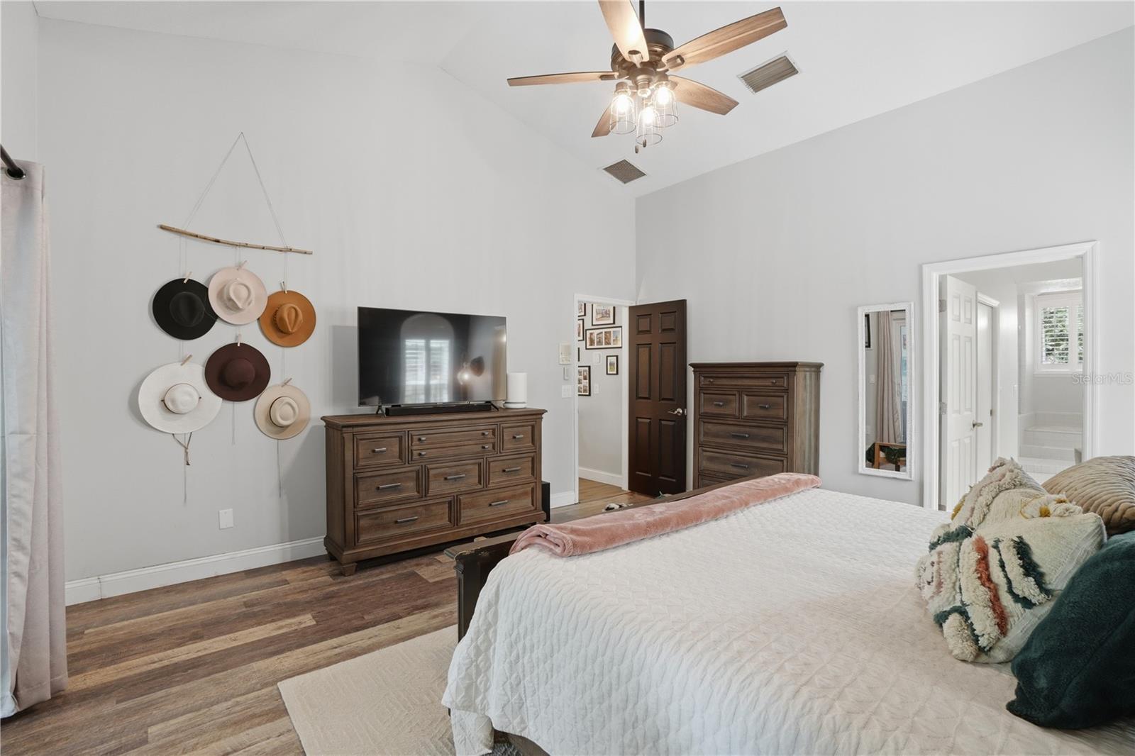 Image 28 of 62 For 684 Olean Court