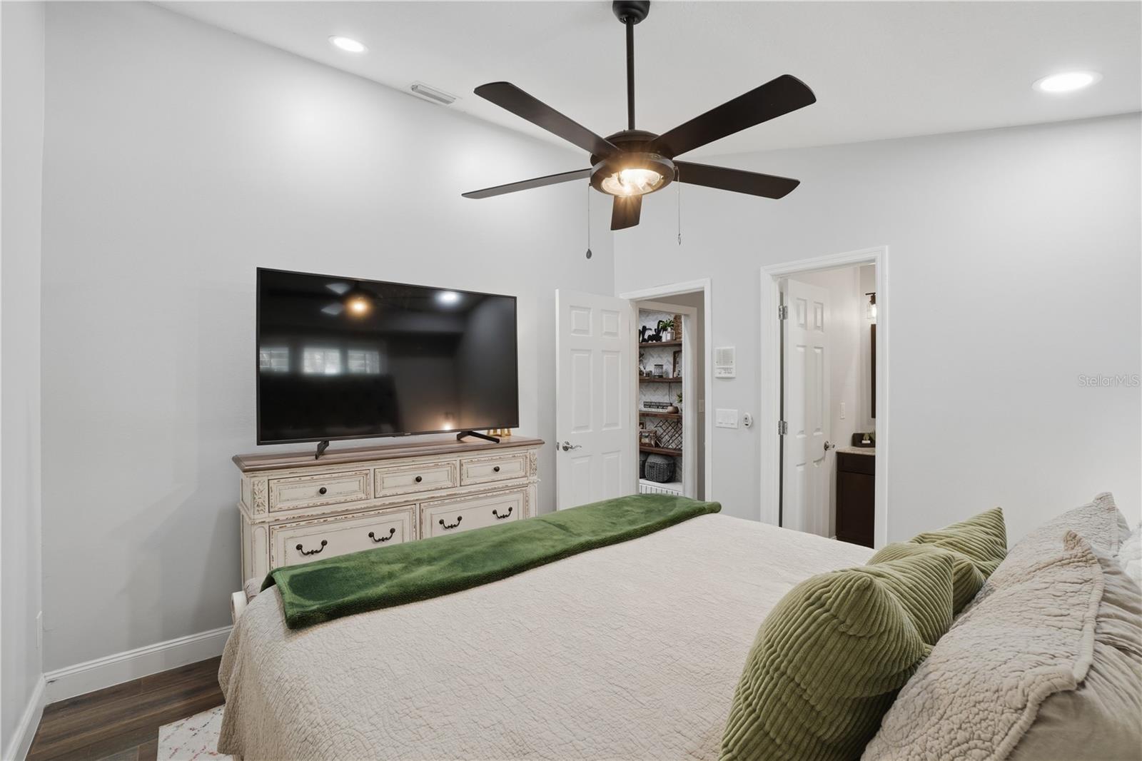 Image 33 of 62 For 684 Olean Court