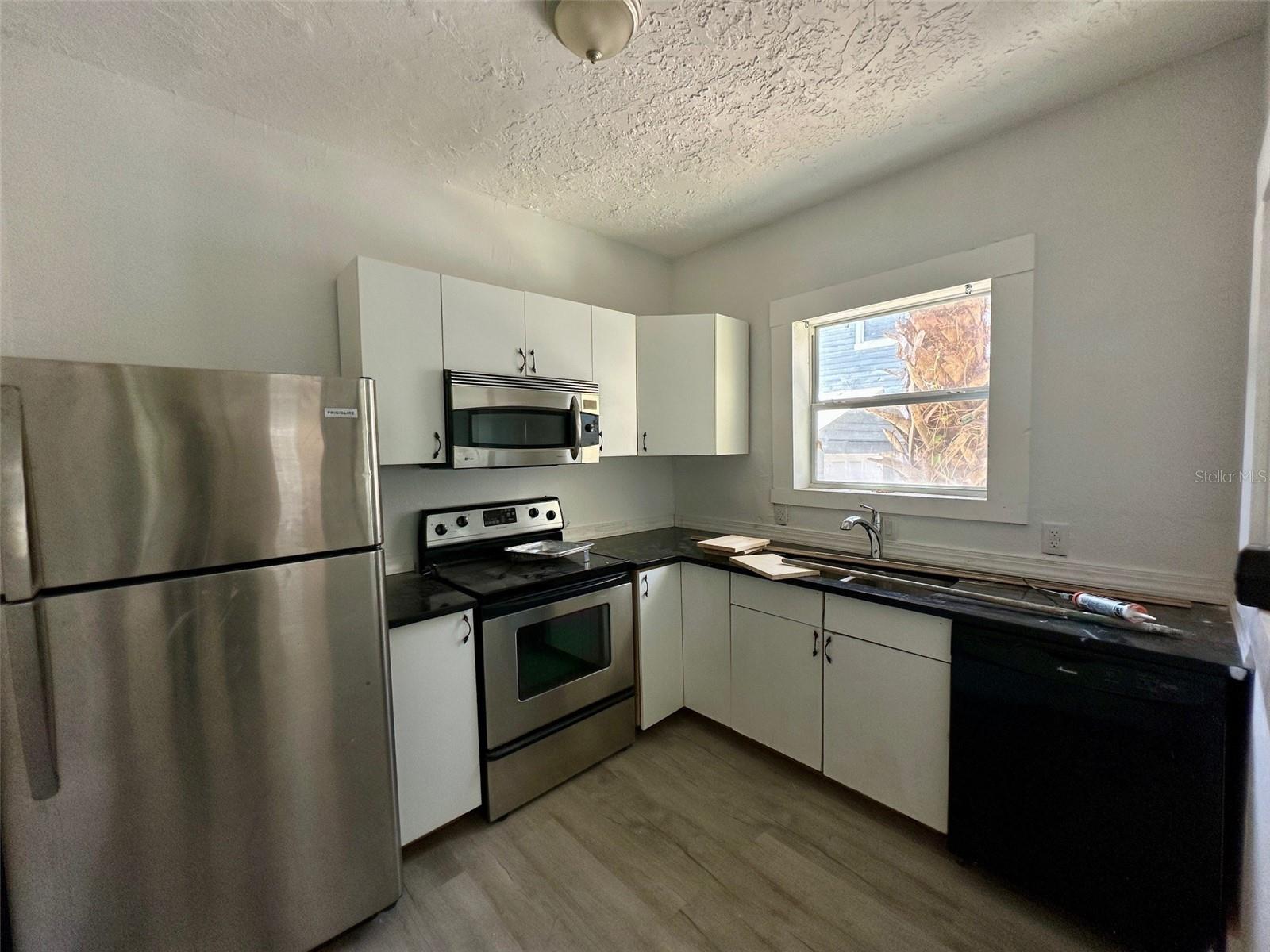 Image 12 of 17 For 611 Sanford Avenue