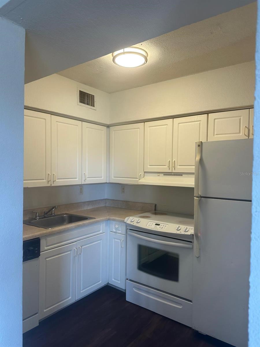 Image 4 of 13 For 747 Wyman Court 747