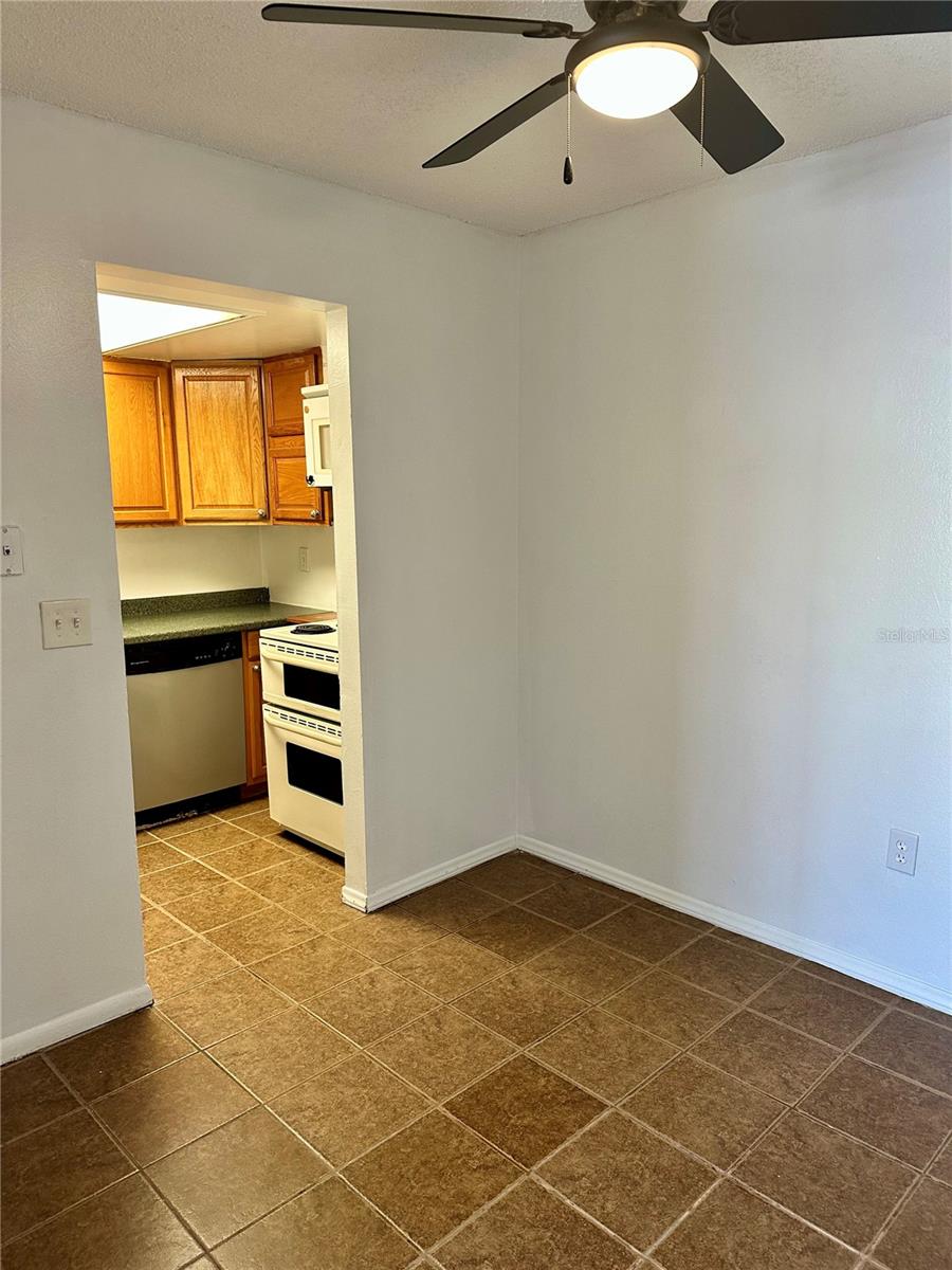 Image 8 of 16 For 946 Lake Destiny Road E